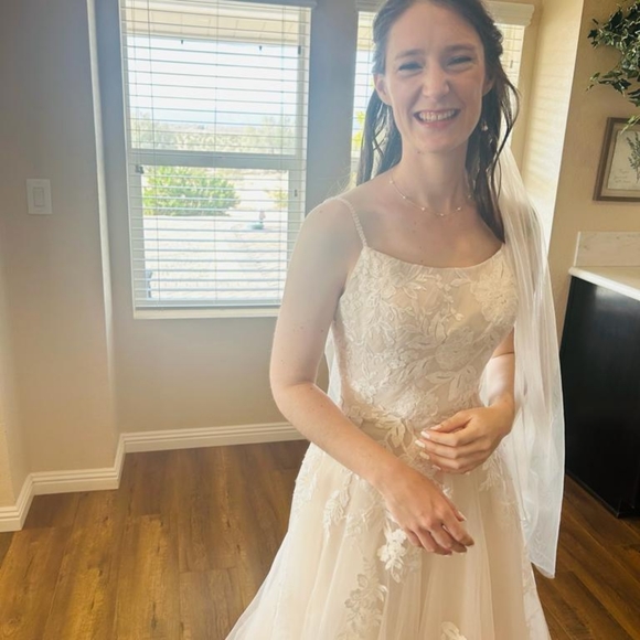 White/cream lace and tool A-line wedding dress. Tag size 6 (reality is a size 2) - Picture 3 of 4